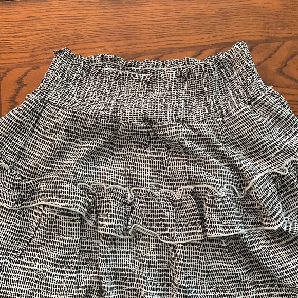 Summer skirt, black white with lining. 16 inches in length. Waist 22-24 inches - Picture 5 of 6